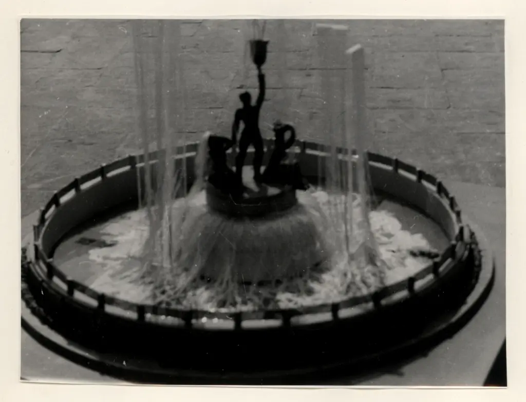 Anonimo , Virgilio, Dante; Virgilio, Antonio - sec. XX - Fontana , fronte