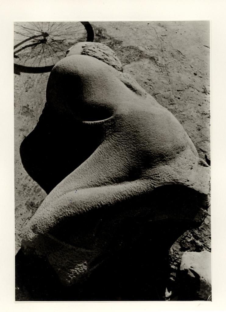 Anonimo , Vivarelli, Jorio - sec. XX - Figura in pietra , fronte