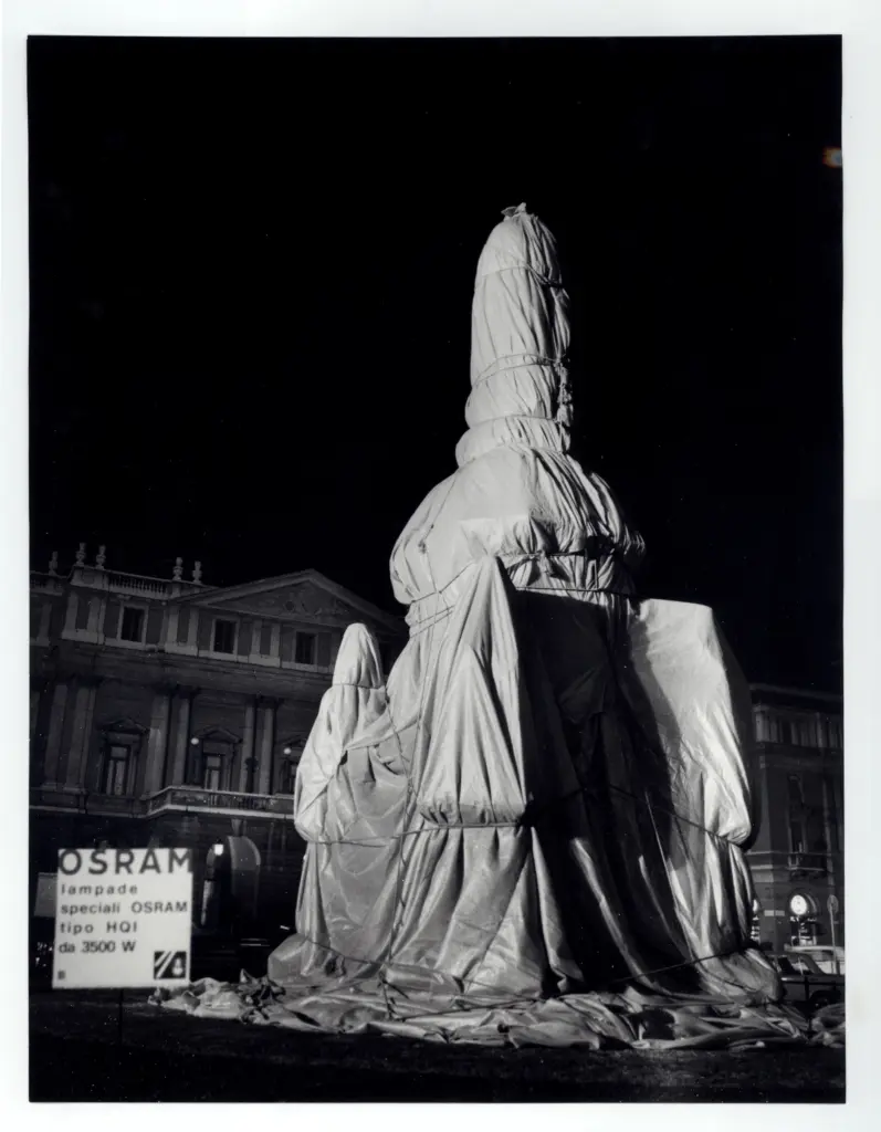 Anonimo , Christo, Javachoff - sec. XX - Monumento a Leonardo da Vinci impacchettato , fronte
