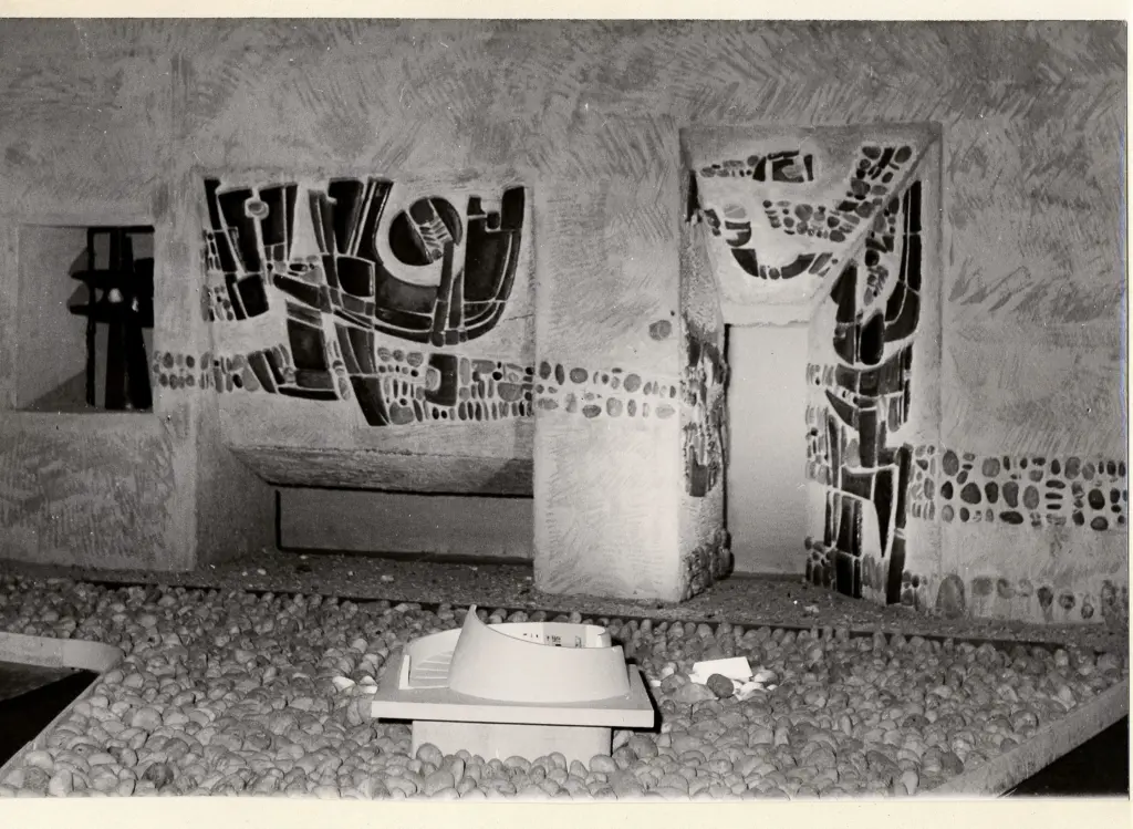 Dugoux, Claude , Th&eacute;atre de plein air en Provence. Mur trou&eacute; anim&eacute; par des &eacute;lements de gr&egrave;s et de galets