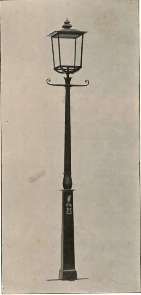 Anonimo , Voysey, Charles Francis Annesley - sec. XIX - Street-Lamp , fronte