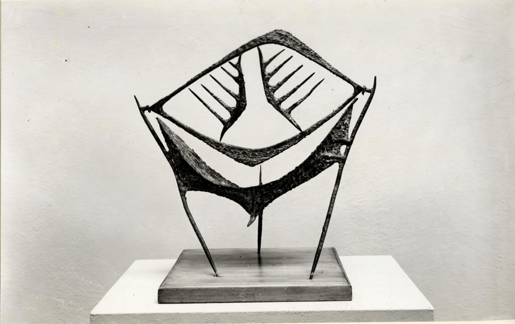 A.F.I. Agenzia Fotografica Industriale , Chadwick, Lynn - sec. XX - Scultura in equilibrio , fronte