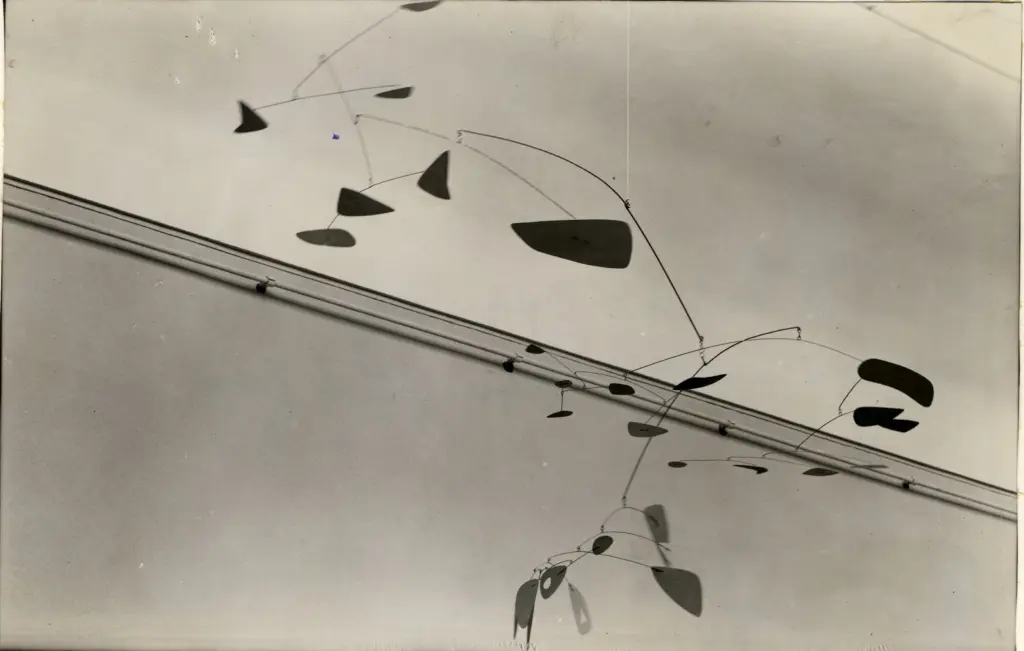 Anonimo , Calder, Alexander - sec. XX - Triplice gong , fronte