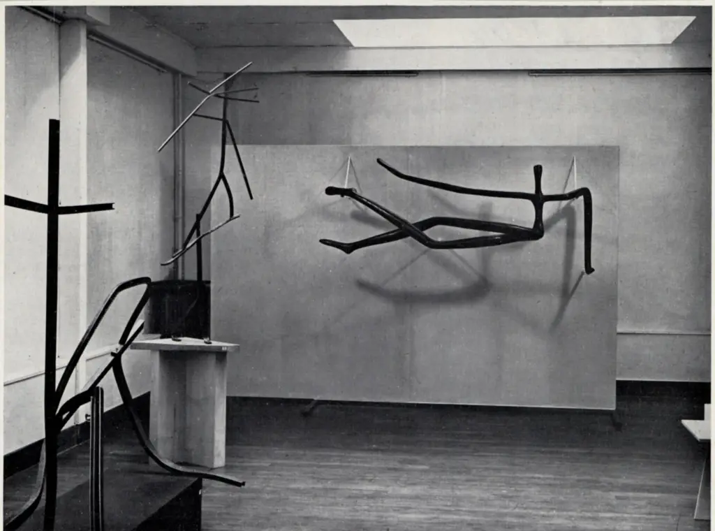 Callery, Mary , Femme dans l'espace