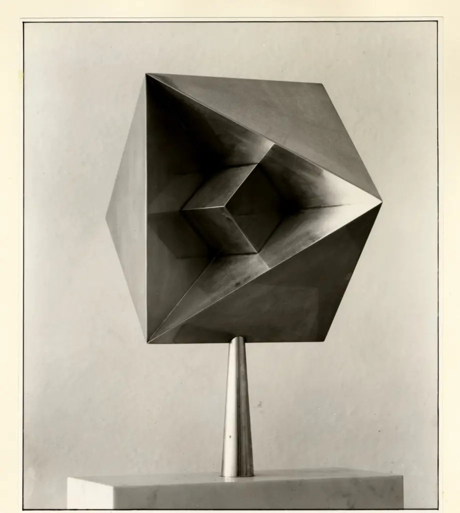 Bill, Max , Costruzione con E e cubo