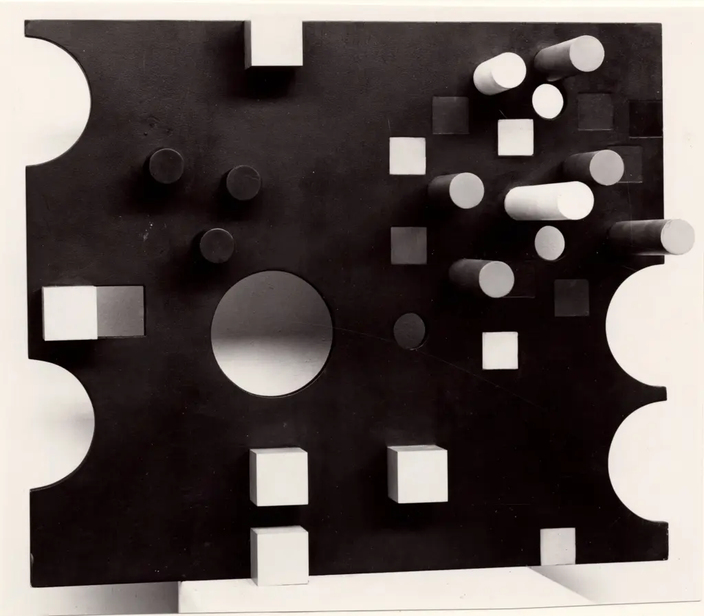 Taeuber-Arp, Sophie , Rilievo rettangolare, cerchi ritagliati. Quadrati dipinti e ritagli cubi e cilindri in rilievo