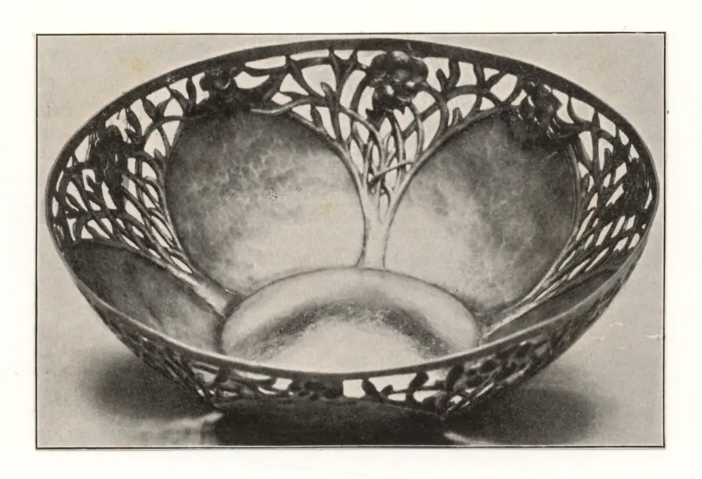Anonimo , Ashbee, C.R. - sec. XIX - Pierced Bowl , fronte