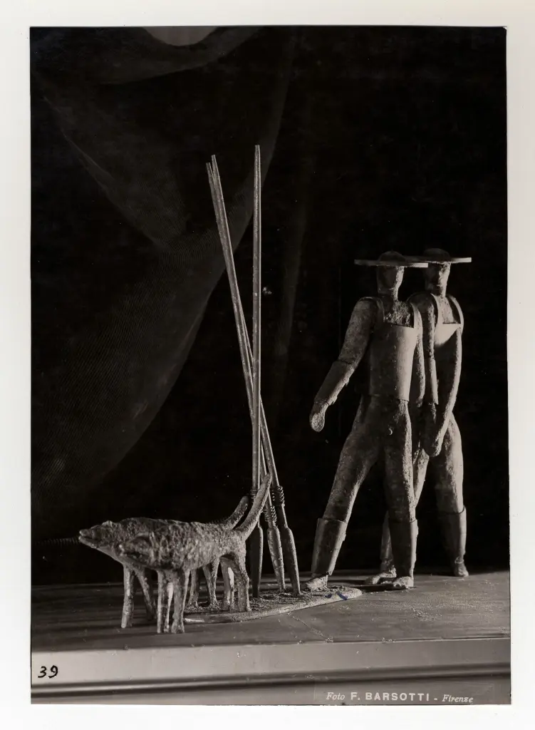 Foto Barsotti , Follica; Panebianco - sec. XX - Gruppo in bronzo , fronte