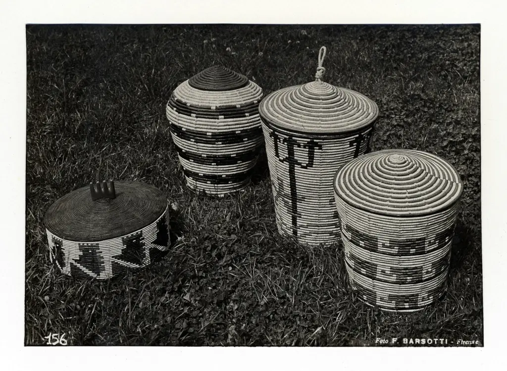 Foto Barsotti , Manifattura sarda - sec. XX - Cicor (tipici grandi cesti di paglia in stile sardo) , fronte