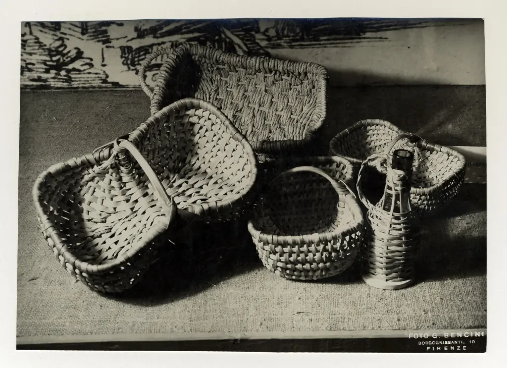 Bencini, Giulio , Bianco di Barbania, Giuseppe - sec. XX - Oggetti in paglia e midollino , fronte