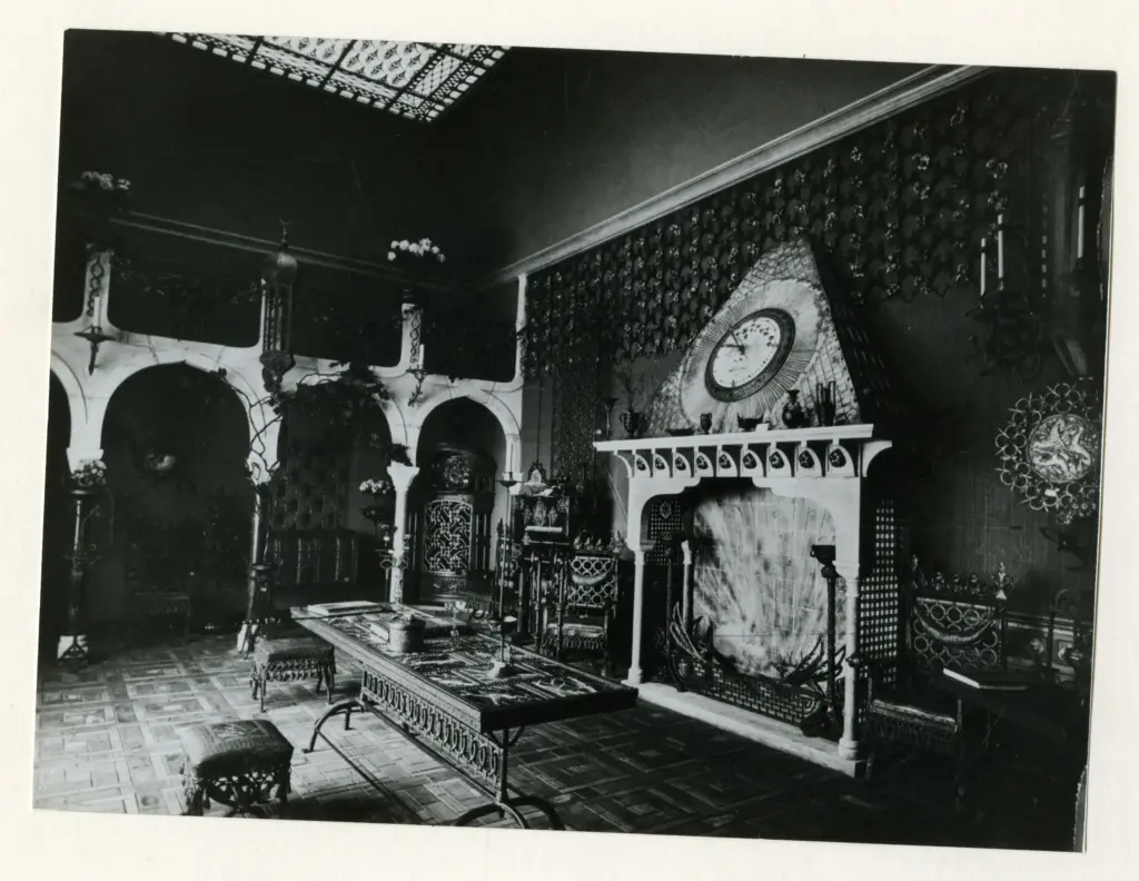 Anonimo , Bellotti, Umberto - sec. XX - Sala di ferri battuti , fronte