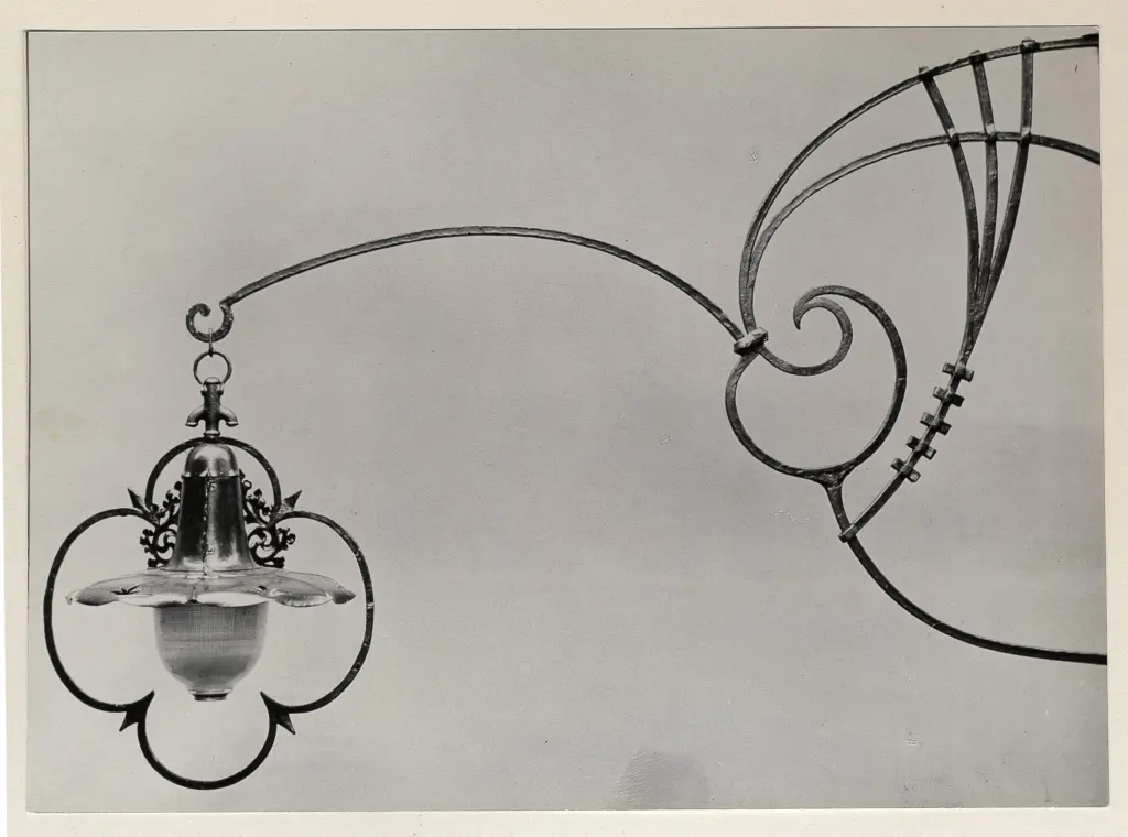 Bellotti, Umberto , Lampione per illuminazione