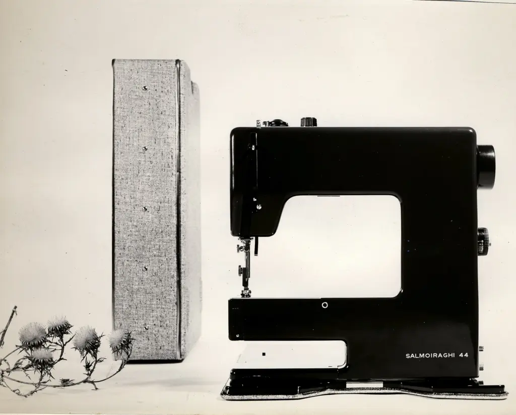 Anonimo , Morassutti, Bruno; Mangiarotti, Angelo - sec. XX - Macchina da cucire , fronte