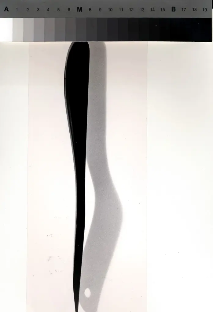 Anonimo , Nizzoli, Marcello - sec. XX - Tagliacarte in melamina nera satinata (disegno per Olivetti) , fronte