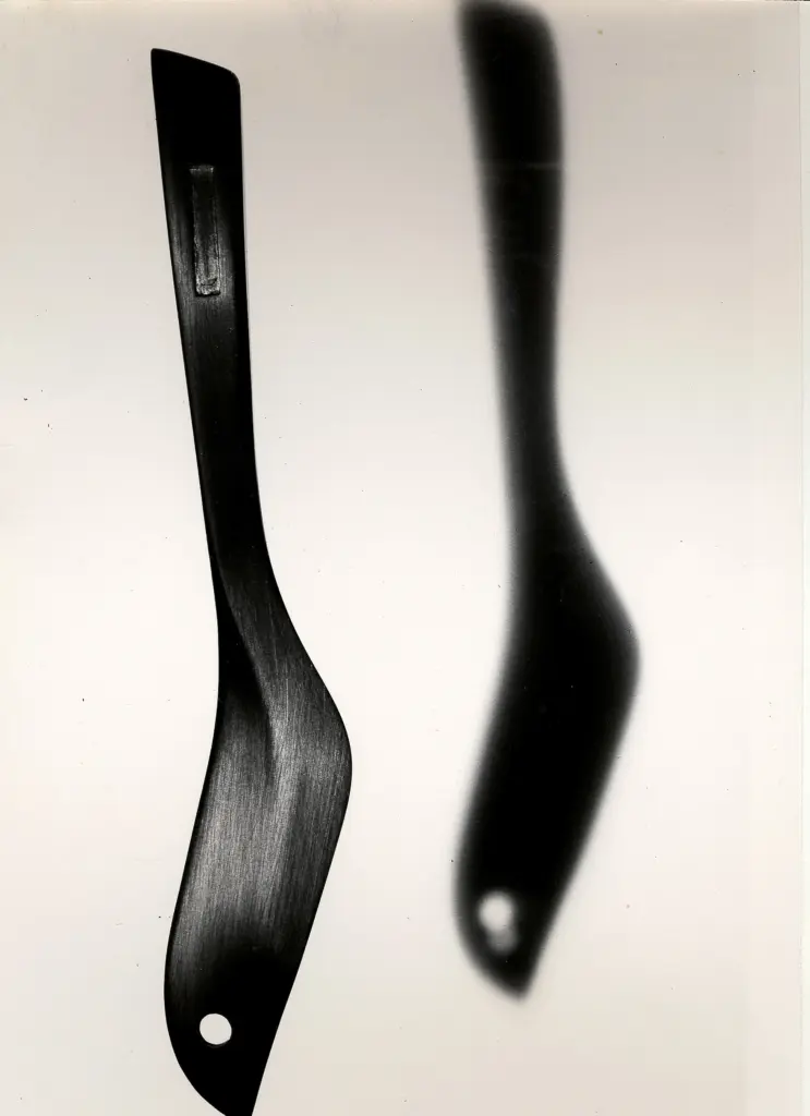 Anonimo , Nizzoli, Marcello - sec. XX - Tagliacarte in melamina nera satinata (disegno per Olivetti) , fronte