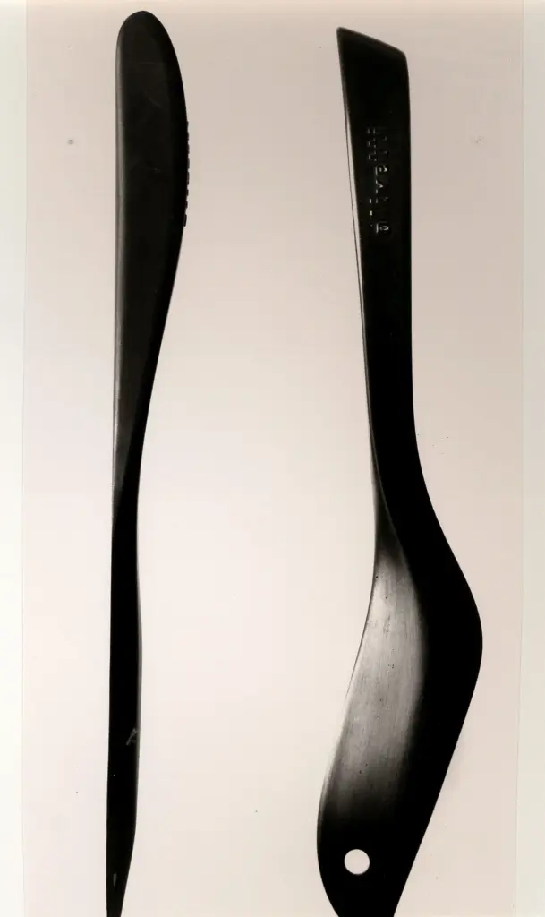 Anonimo , Nizzoli, Marcello - sec. XX - Tagliacarte in melamina nera satinata (disegno per Olivetti) , fronte