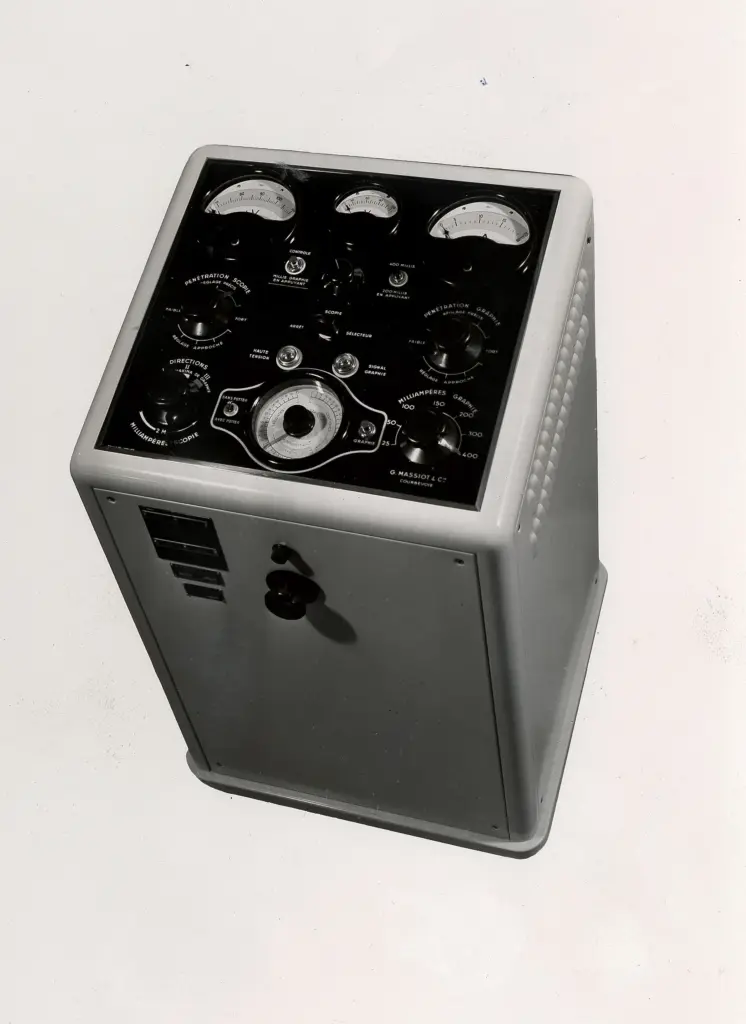 Anonimo , Bureau Technes - sec. XX - Diagnodyne, apparecchio di radiologia (vecchio modello) , fronte