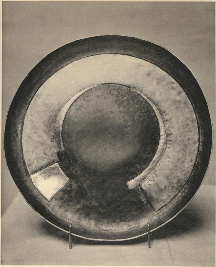 Anonimo , Serriere, Jean - sec. XX - Plat en acier avec incrustations d'argent , fronte