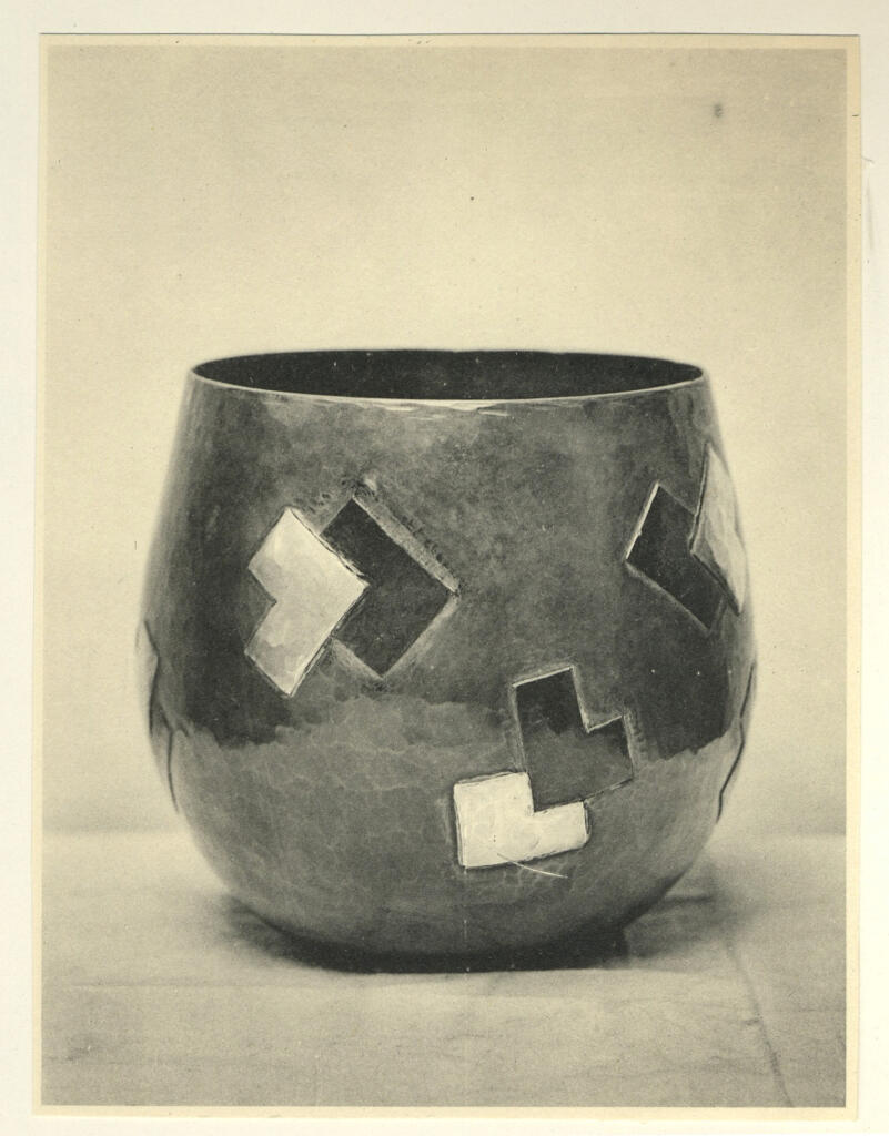 Anonimo , Serriere, Jean - sec. XX - Vase en cuivre avec incrustations d'argent et d'acier , fronte