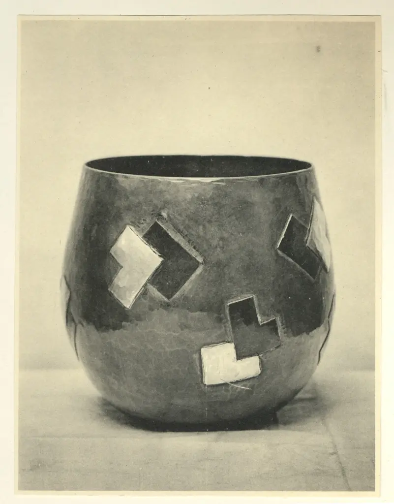 Serriere, Jean , Vase en cuivre avec incrustations d'argent et d'acier