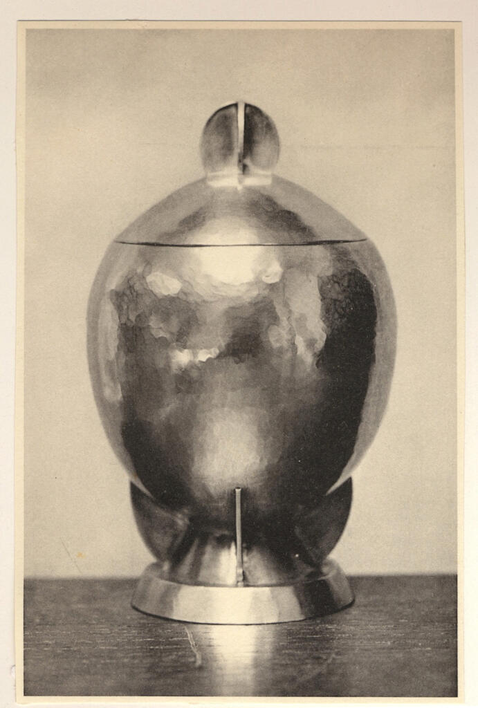 Anonimo , Serriere, Jean - sec. XX - Petit pot en argent martelè , fronte