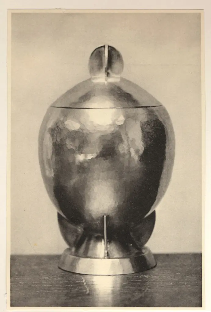 Serriere, Jean , Petit pot en argent martel&egrave;