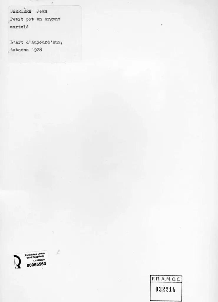 Anonimo , Serriere, Jean - sec. XX - Petit pot en argent martel&egrave; , retro