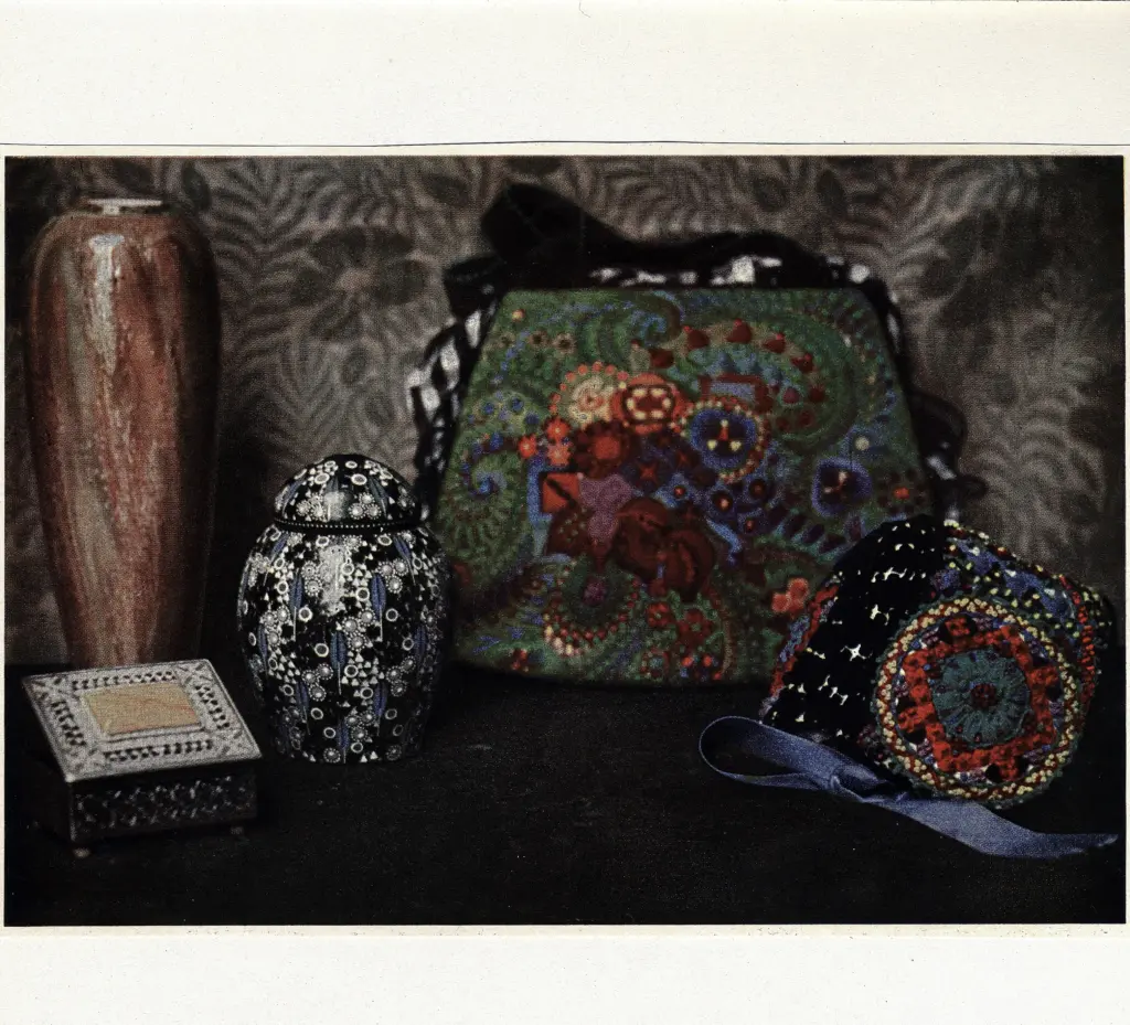 Anonimo , Debschitz, Von Wilhelm - sec. XX - Vaso, scatola d'argento, scatola di legno e borsa , fronte