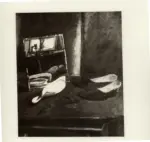 Caligiani, Alberto , Comodino con specchio, spazzola e pantofole