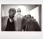 Castagna, Pino , Pino Castagna davanti a una scultura di Vangi, Lucca, 1982