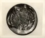 Crippa, Roberto , Piatto murale decorativo. Bianco blu nero e grafiture