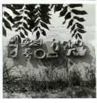 Nivola, Costantino , Sculture nel cortile di una casa nella V Avenue a New York