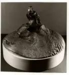 Vangi, Giuliano , Uomo seduto su piano rotondo