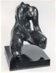 Rodin, Auguste , Torse nu se tenant la jambe
