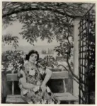 André, Albert , La tonnelle, jeune fille assise sur un banc