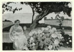 Denis, Maurice , Mére et enfants dans le jardin au bord de la mer