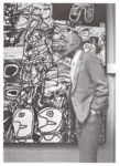 Dubuffet, Jean , Dubuffet davanti ad una sua opera