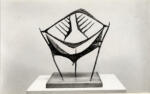 A.F.I. Agenzia Fotografica Industriale , Chadwick, Lynn - sec. XX - Scultura in equilibrio