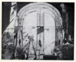 Tapies, Antonio , Graue Tür auf schwarzem Grund